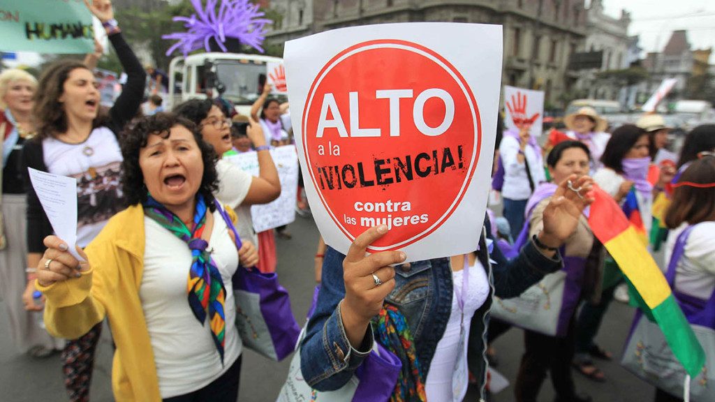 LIM03. LIMA (PERÚ) 25/11/2014. Cientos de mujeres participantes del XIII Encuentro Feminista de Latinoamérica y el Caribe (EFLAC), participan en una marcha, hoy, 25 de noviembre de 2014, por las calles de Lima para protestar contra la violencia a la mujer, en el Día Internacional de la erradicación de ese flagelo. EFE/Paolo Aguilar