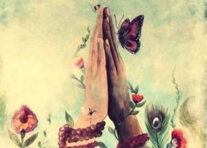 manos-juntas-con-una-mariposa