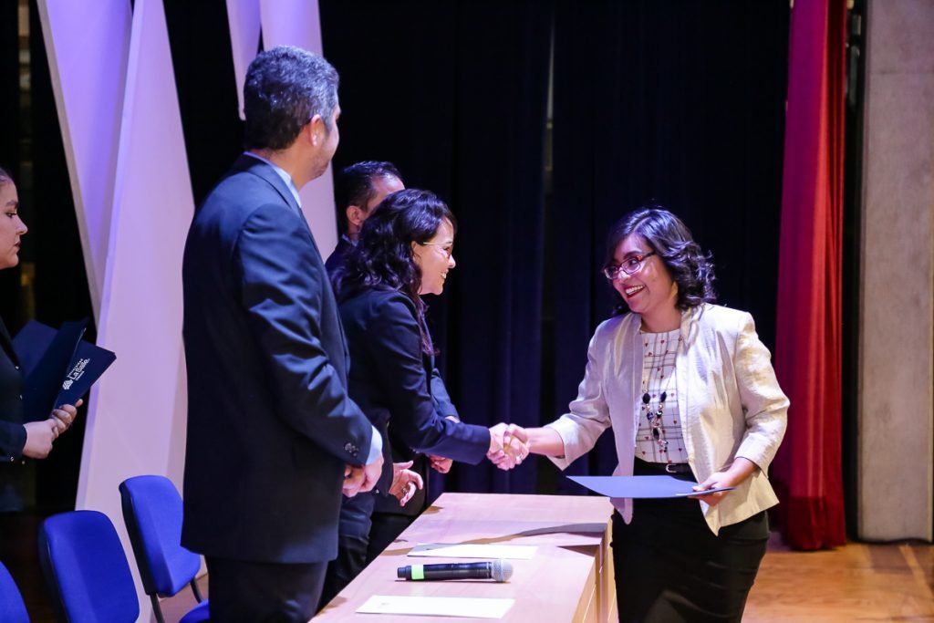 karseb-recibiendo-su-titilo-en-manos-de-rectora-salle