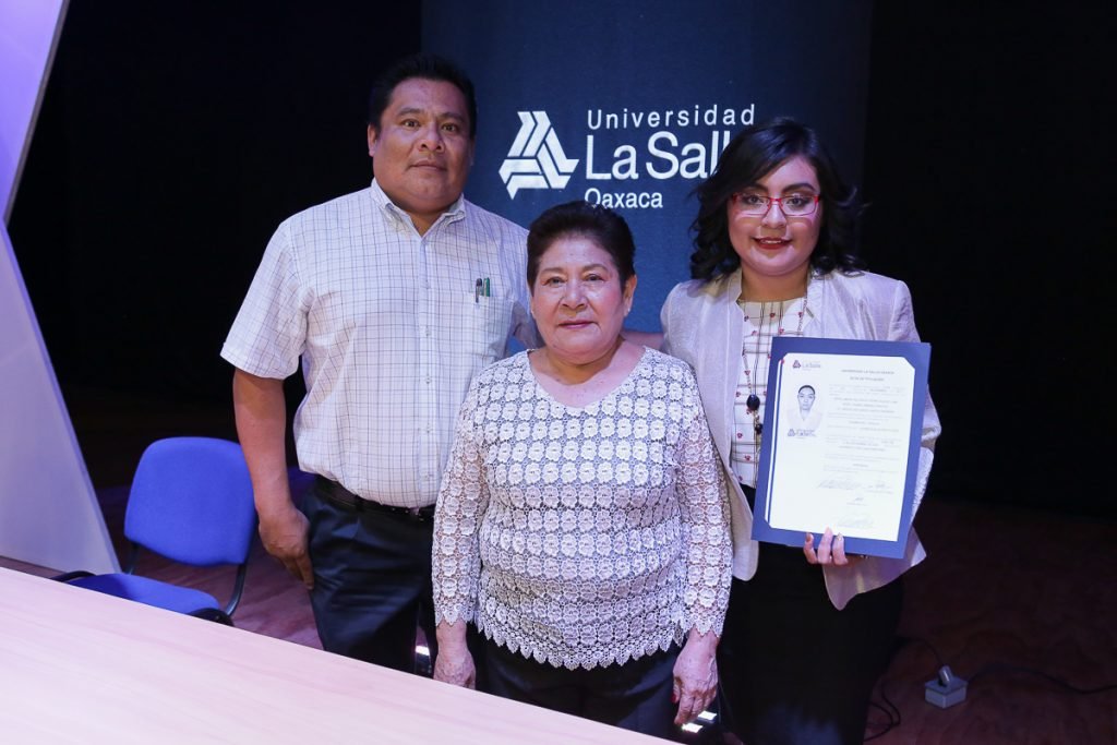 karseb-su-mama-y-su-hermano